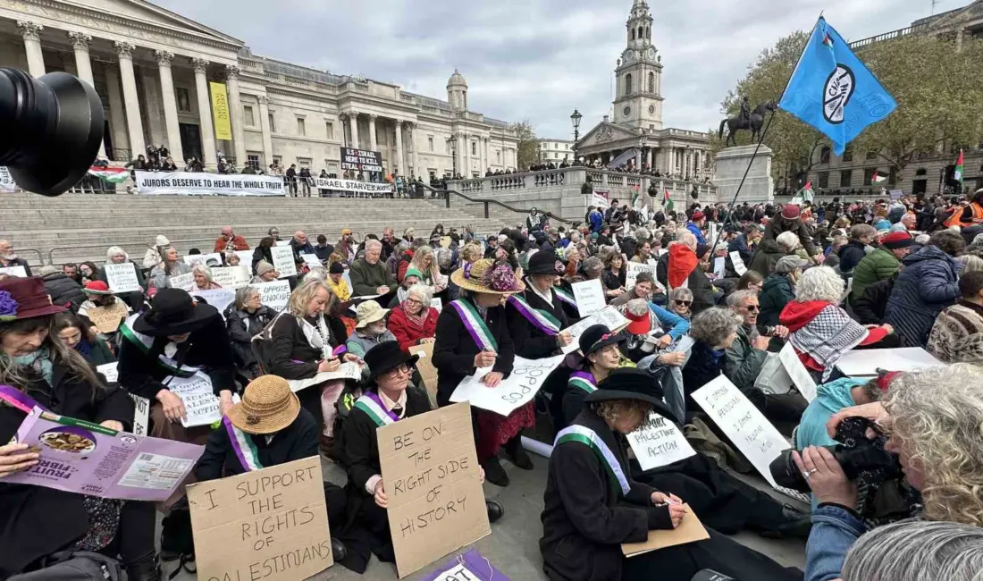 İngiltere’nin başkenti Londra’da yüzlerce göstericinin, İngiliz hükümetinin yasaklı örgüt ilan