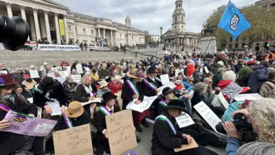 İngiltere’nin başkenti Londra’da yüzlerce göstericinin, İngiliz hükümetinin yasaklı örgüt ilan