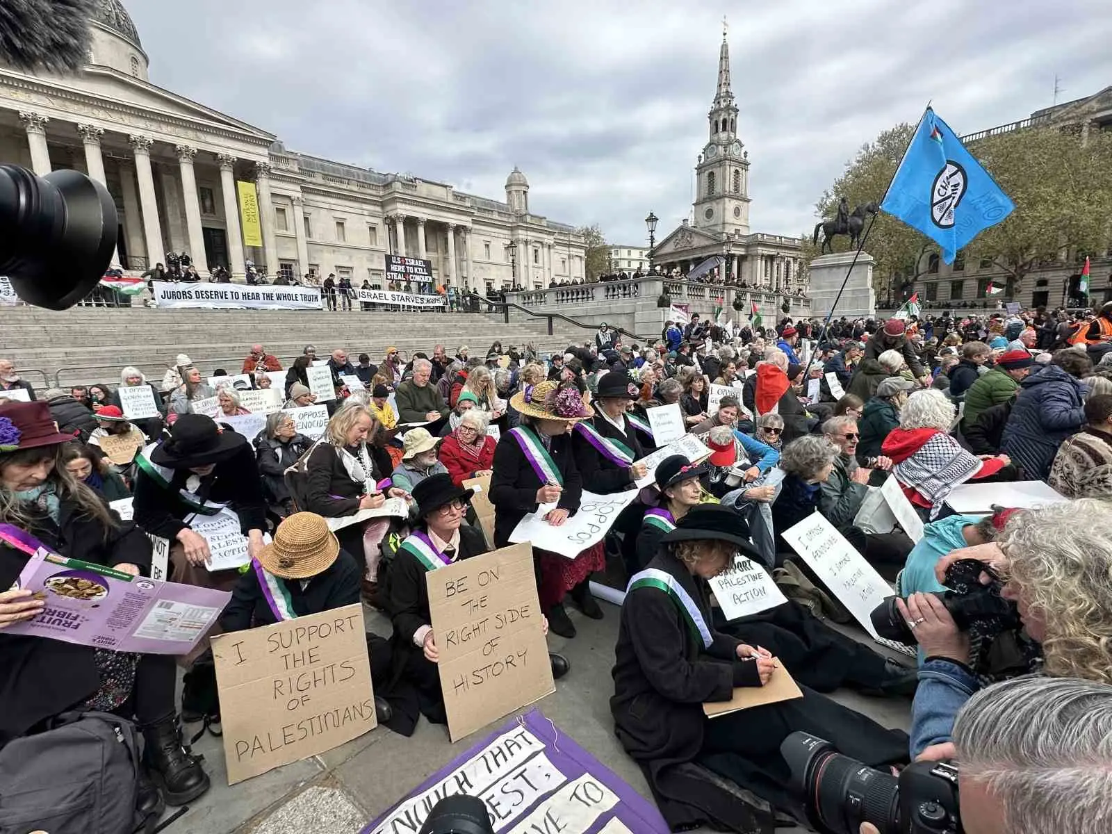 İngiltere’nin başkenti Londra’da yüzlerce göstericinin, İngiliz hükümetinin yasaklı örgüt ilan