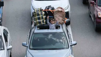 Binlerce Lübnanlı aile, yetkililerin güneye doğru gitmemeleri uyarılarına rağmen İsrail