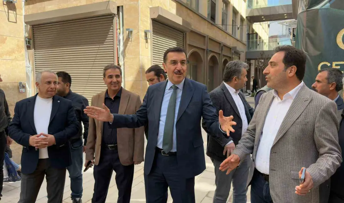 AK Parti Malatya Milletvekili Bülent Tüfenkci, Malatya Çarşısı alanında incelemelerde