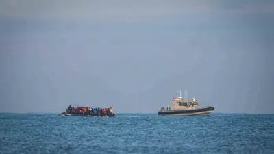 Fransa’dan İngiltere’ye geçmek üzere bota binmeye çalışan 4 göçmen Manş