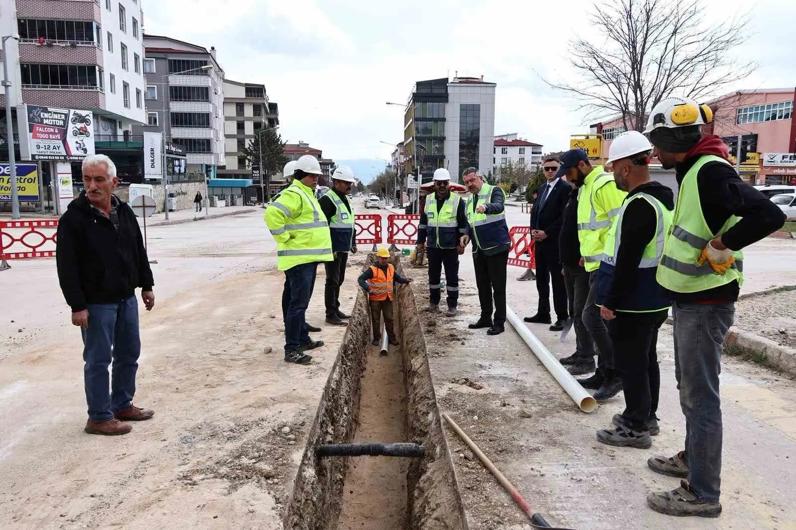 Amasya’nın Merzifon ilçesinde uygulanan içme suyu hattı projesinde boru döşeme