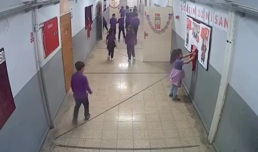 Bursa’nın İnegöl ilçesinde gerçekleştirilen sosyal deney, minik öğrencilerin duyarlılığını gözler