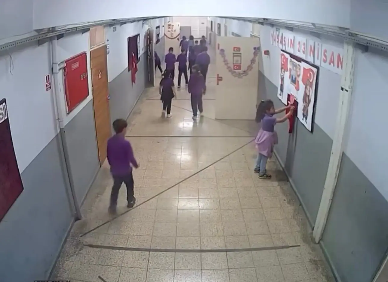 Bursa’nın İnegöl ilçesinde gerçekleştirilen sosyal deney, minik öğrencilerin duyarlılığını gözler