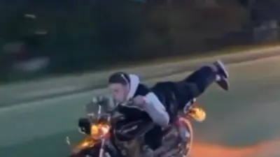 Bursa’da motosiklet sürücüsünün trafikte yaptığı tehlikeli hareketler görenleri hayrete düşürdü.