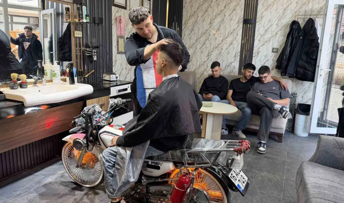 Motosiklet tutkusuyla tanınan genç berber Murat Sefa Çakır, modifiye ettiği