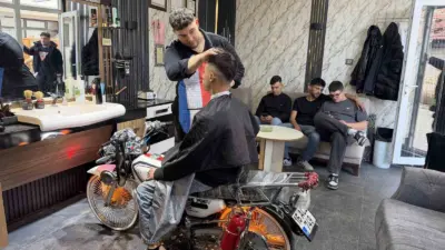 Motosiklet tutkusuyla tanınan genç berber Murat Sefa Çakır, modifiye ettiği