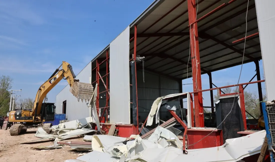 Nilüfer Belediyesi, tarım arazilerini koruma kararlılığıyla kaçak yapılarla mücadelesini sürdürüyor.