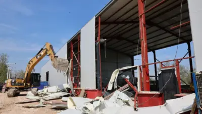 Nilüfer Belediyesi, tarım arazilerini koruma kararlılığıyla kaçak yapılarla mücadelesini sürdürüyor.