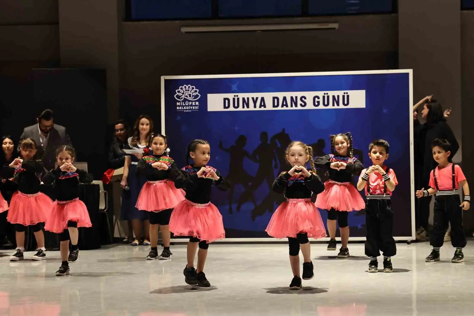 Nilüfer Belediyesi, Dünya Dans Günü’nü birbirinden renkli performanslarla kutladı. Farklı