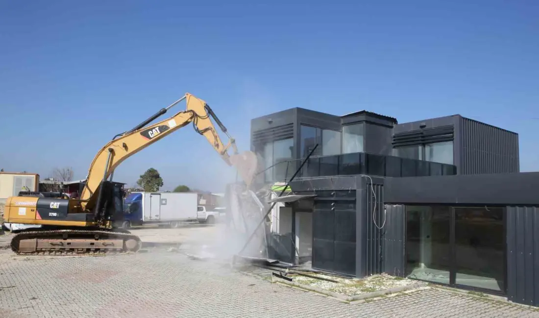 Nilüfer Belediyesi yıkım ekipleri, imara aykırı yapılarla mücadele kapsamında Demirci