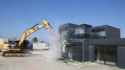 Nilüfer Belediyesi yıkım ekipleri, imara aykırı yapılarla mücadele kapsamında Demirci