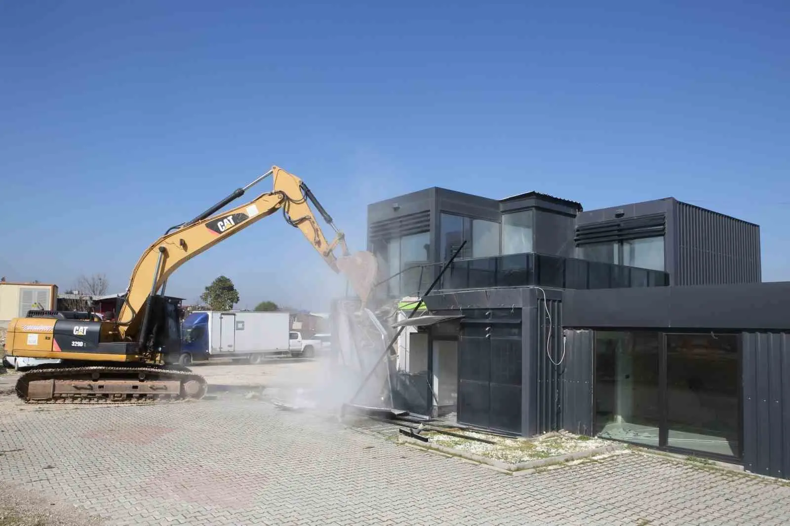 Nilüfer Belediyesi yıkım ekipleri, imara aykırı yapılarla mücadele kapsamında Demirci