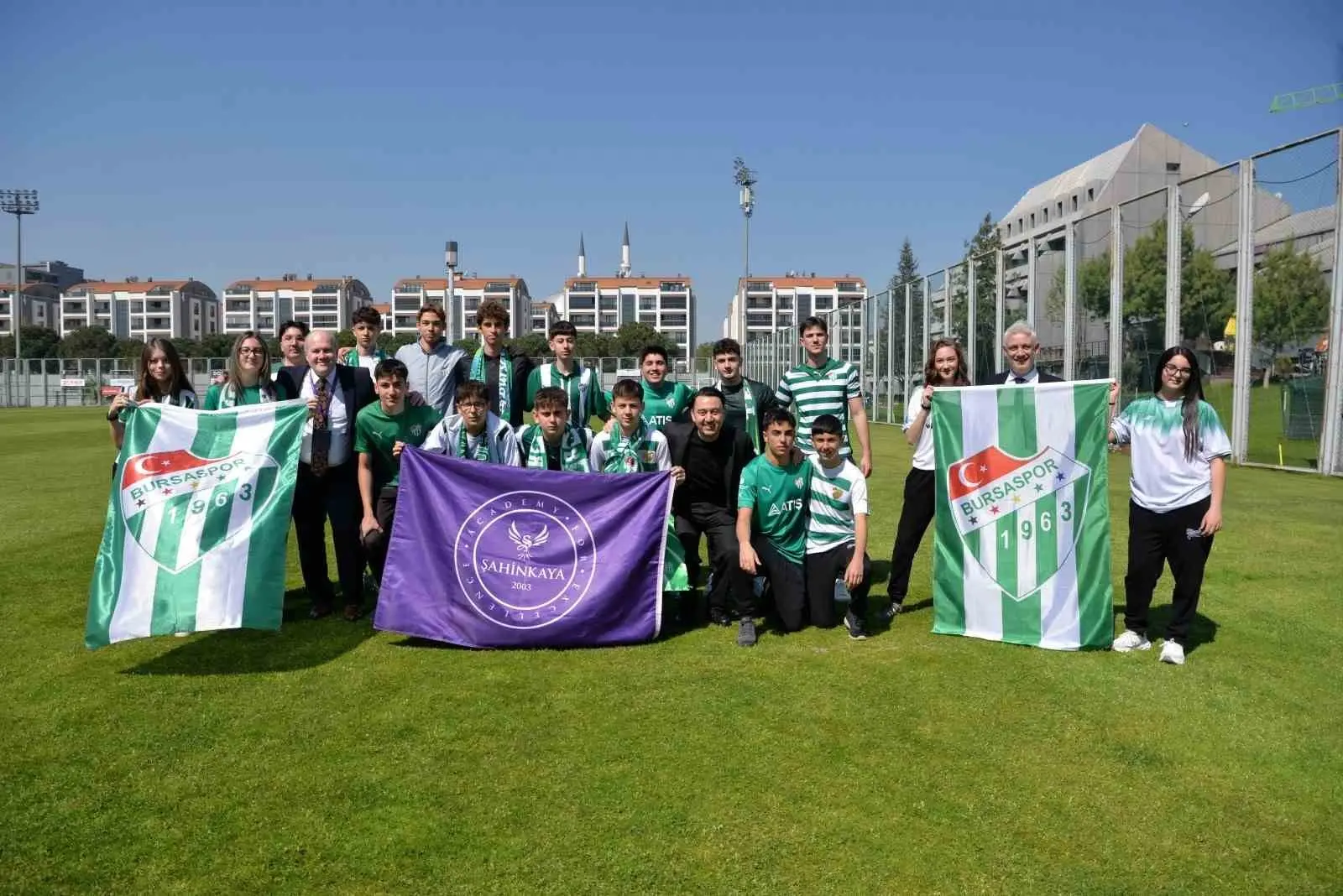 Şahinkaya Eğitim Kurumları öğrencileri, Bursaspor’un antrenmanında ziyaret ederek şampiyonluklarını kutladı.