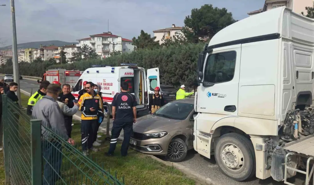 Bursa’nın Orhangazi ilçesinde, 4 kişilik ailenin bulunduğu otomobile kamyon çarptı.