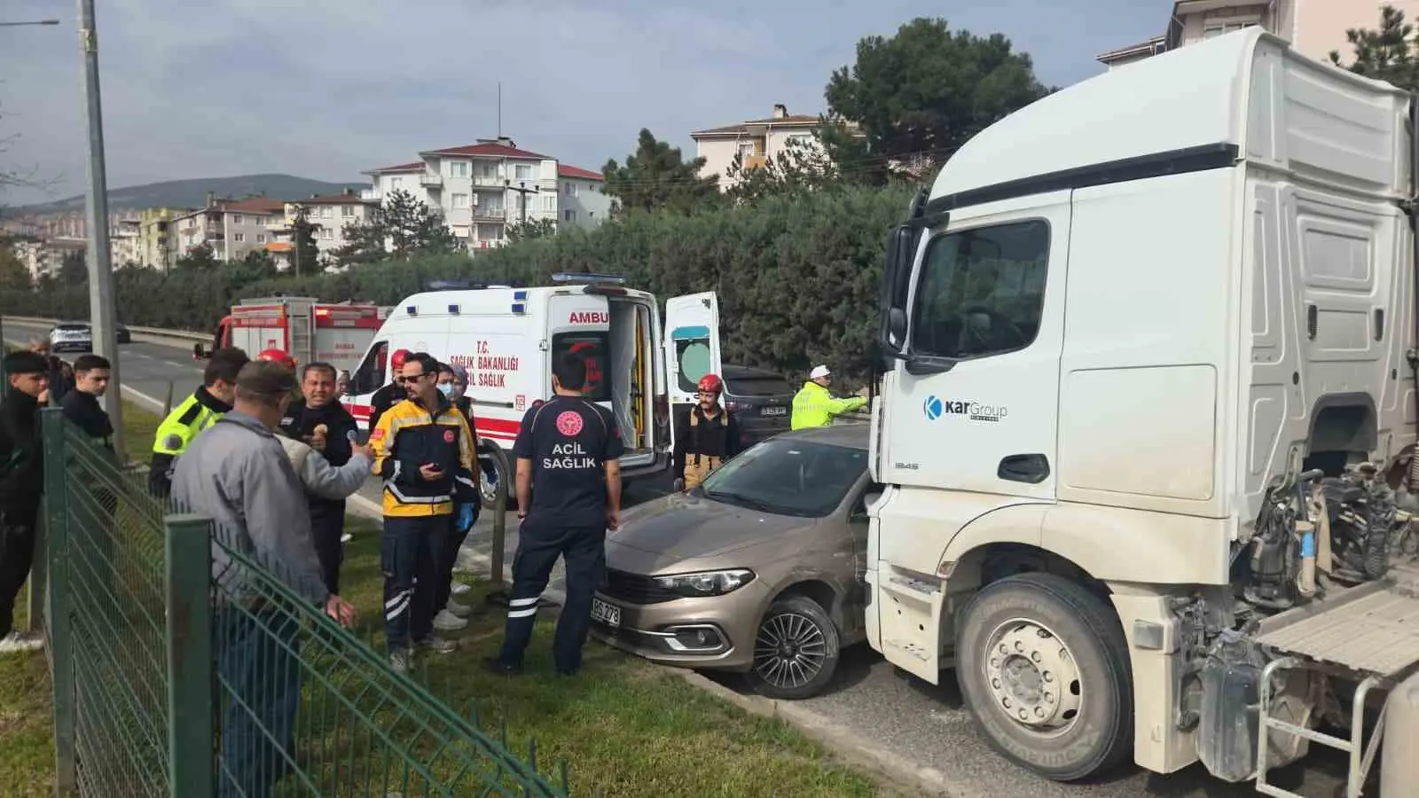 Bursa’nın Orhangazi ilçesinde, 4 kişilik ailenin bulunduğu otomobile kamyon çarptı.