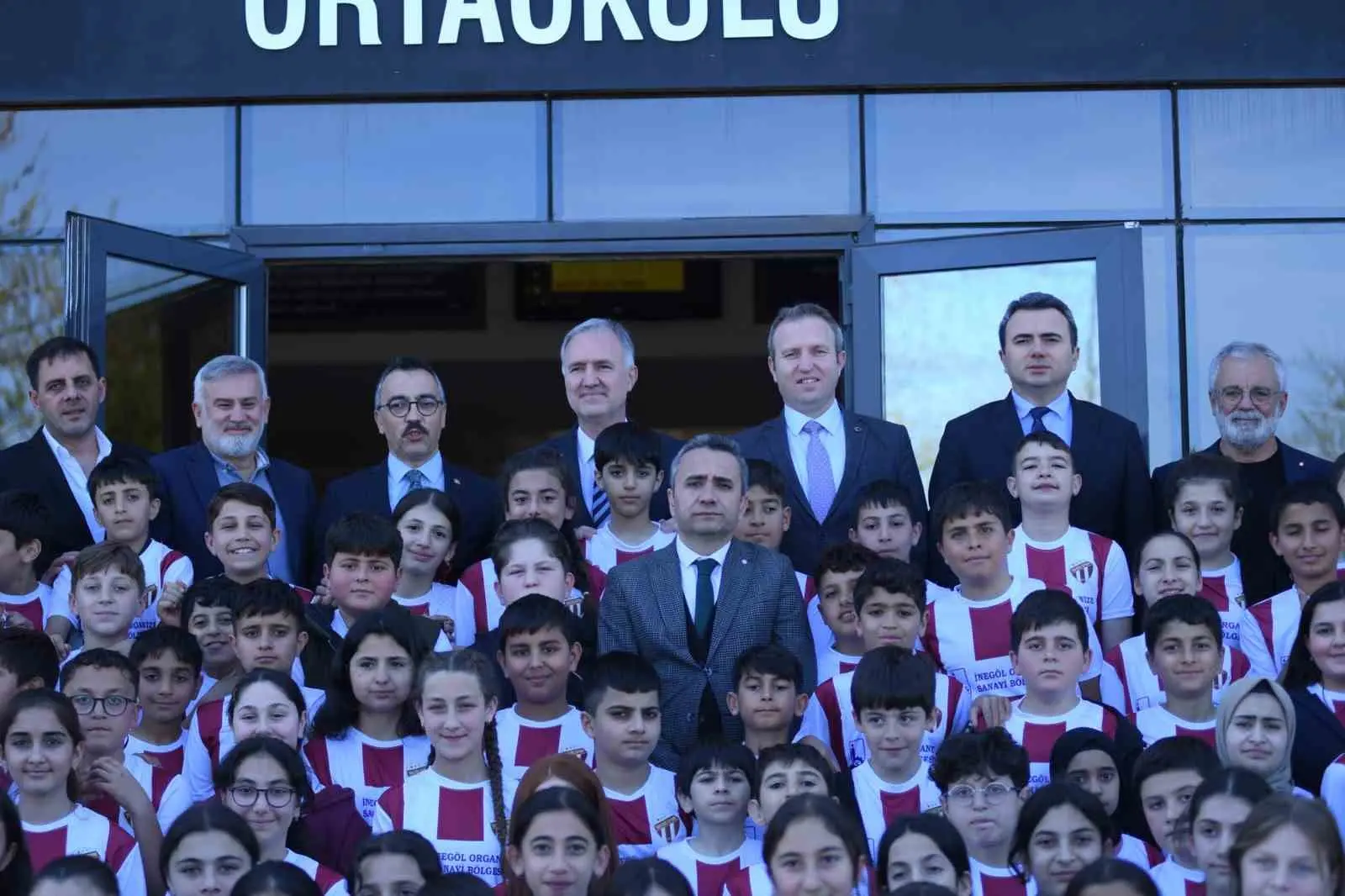İnegölspor’un başlattığı “Bir Çocuğun Mutluluğu Dünyaya Bedel” kampanyası kapsamında Organize