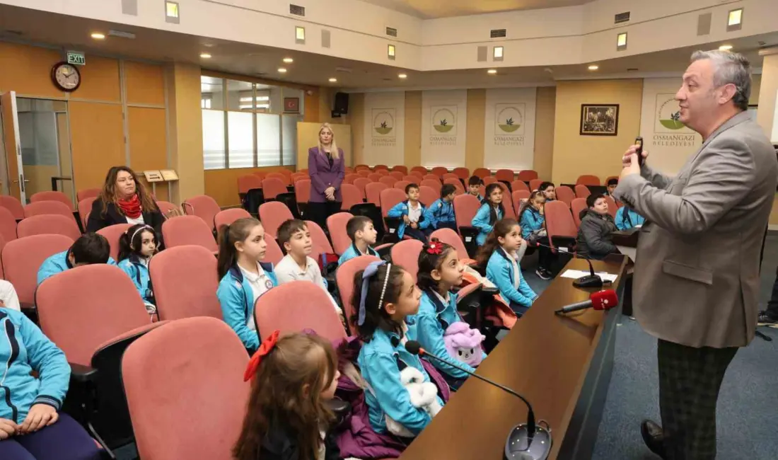 Osmangazi Belediyesi Meclis Salonu’nda ağırlanan ilköğretim öğrencileri, ziyaretçi meclisi uygulamasıyla