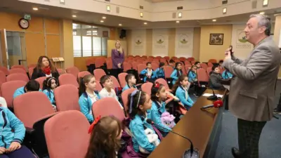Osmangazi Belediyesi Meclis Salonu’nda ağırlanan ilköğretim öğrencileri, ziyaretçi meclisi uygulamasıyla