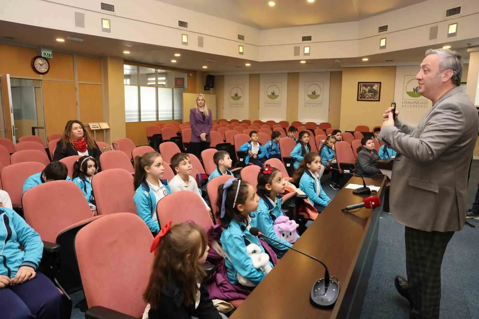 Osmangazi Belediyesi Meclis Salonu’nda ağırlanan ilköğretim öğrencileri, ziyaretçi meclisi uygulamasıyla