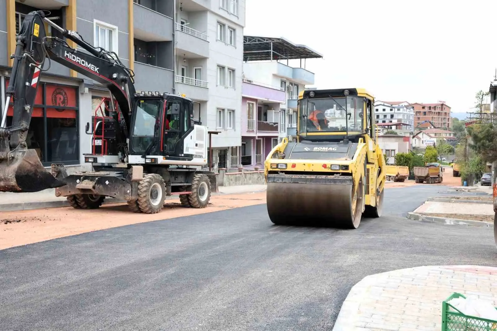 Osmangazi Belediyesi, ilçe genelinde ulaşım ve üstyapı çalışmalarını aralıksız sürdürüyor.