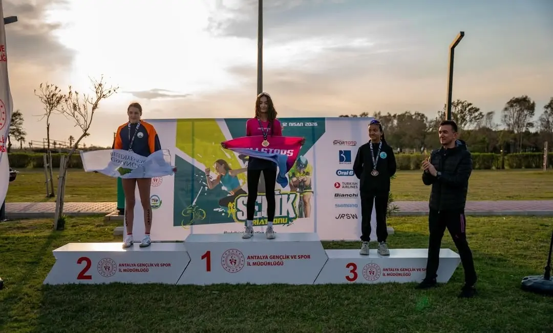 Osmangazi Belediyespor Triatlon Takımı sporcuları, Antalya’nın Serik ilçesinde düzenlenen Triatlon