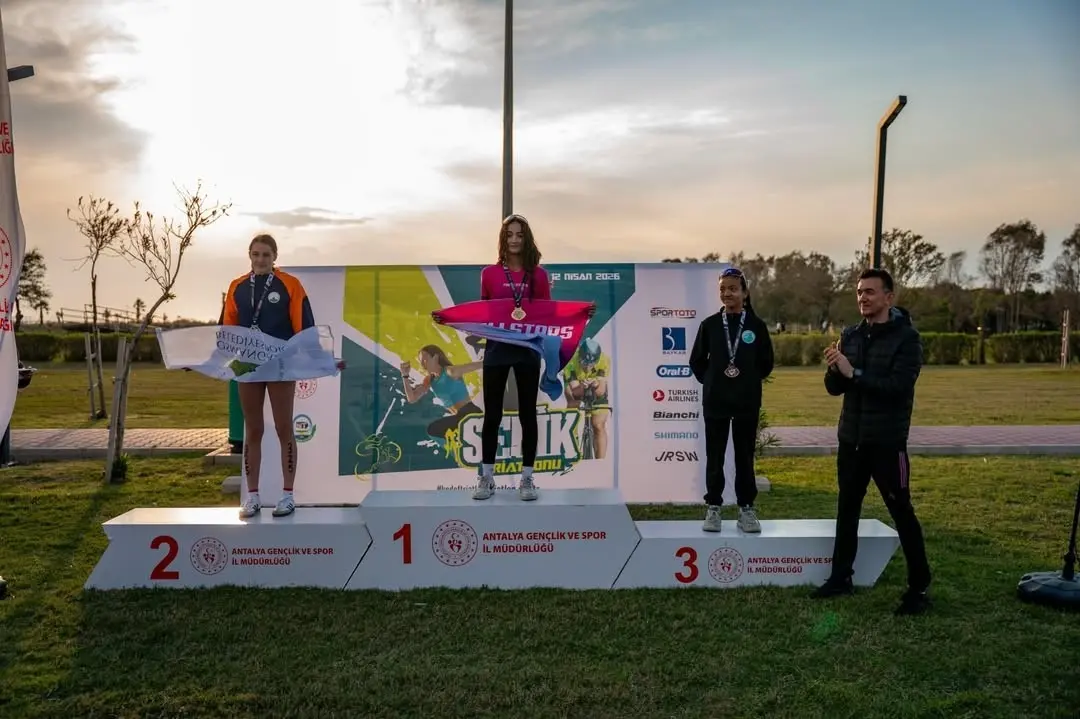 Osmangazi Belediyespor Triatlon Takımı sporcuları, Antalya’nın Serik ilçesinde düzenlenen Triatlon