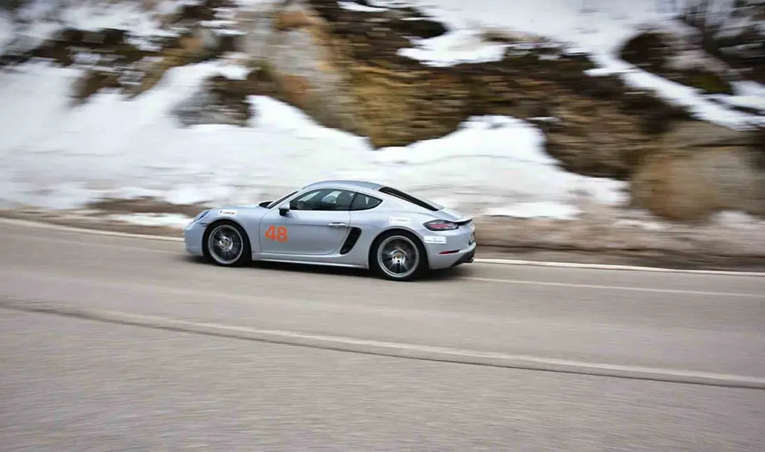 Otomobil meraklıları sezon kapanmadan Uludağ’da buluştu. Karda sürüş deneyimi yaşayan