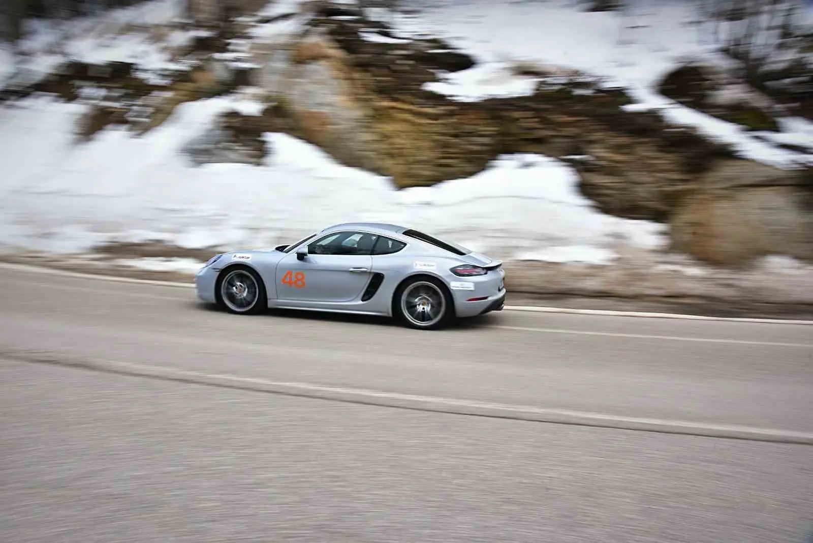 Otomobil meraklıları sezon kapanmadan Uludağ’da buluştu. Karda sürüş deneyimi yaşayan