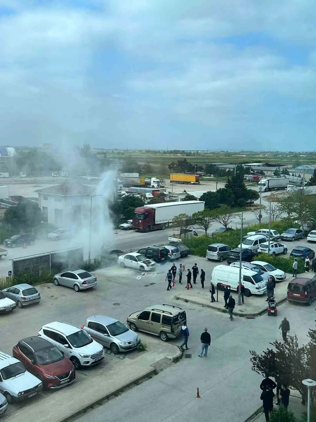 Bursa’nın Karacabey ilçesi Karacabey Devlet Hastanesi’nin otoparkında park halinde bulunan