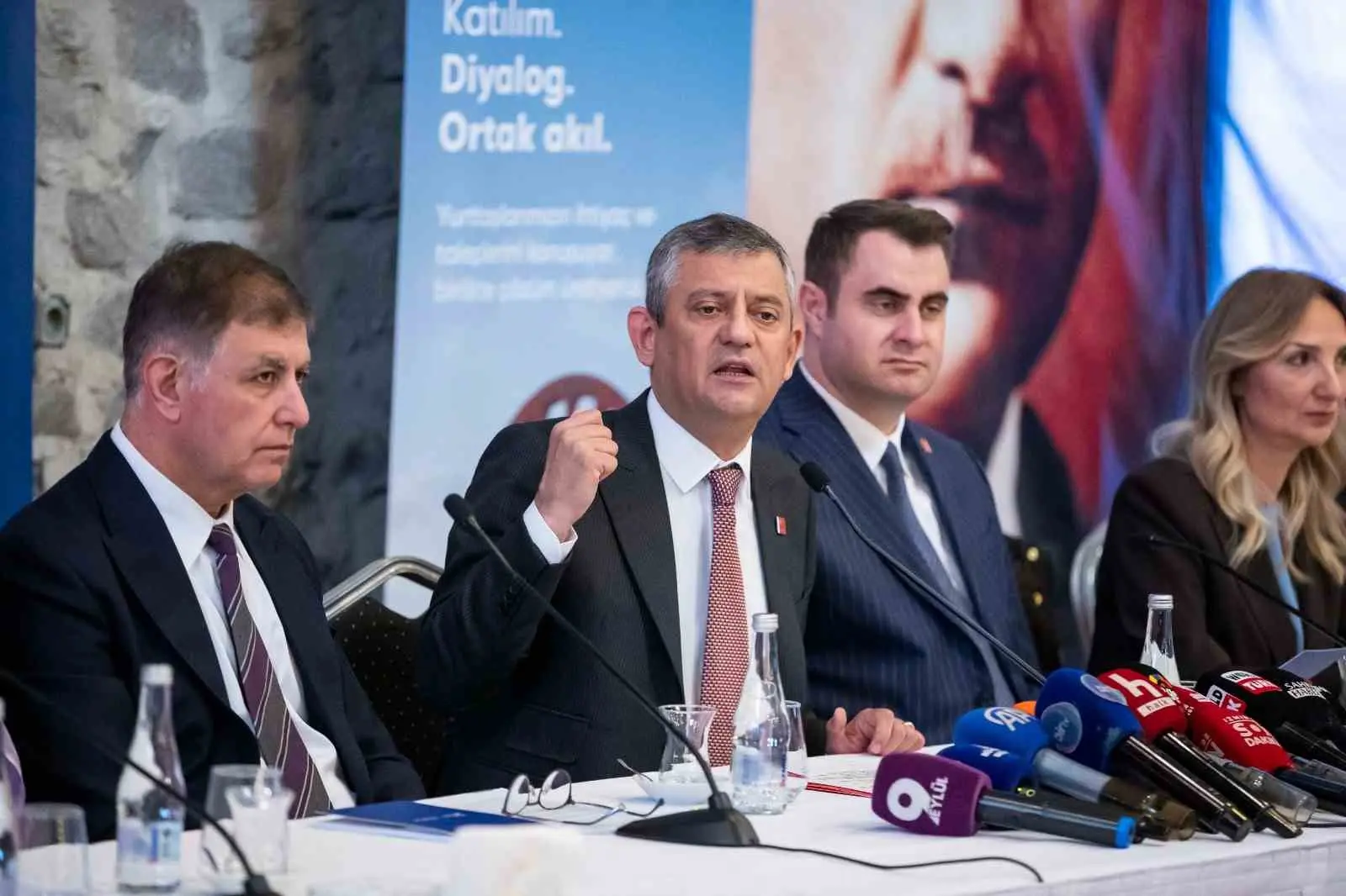 İzmir’de düzenlenen Romanlar Buluşması’na katılan Cumhuriyet Halk Partisi (CHP) Genel