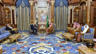 Pakistan Başbakanı Şahbaz Şerif ile Suudi Arabistan Veliaht Prensi Muhammed