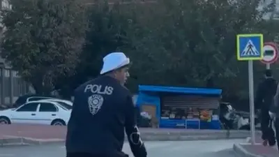 Bursa’da polis yeleği giyerek motosikletiyle trafikte akrobatik hareketler yapan ve