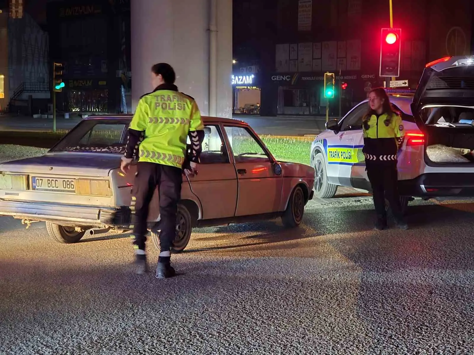 Bursa’nın İnegöl ilçesinde, polisin kovalamacası sonucu yakalanan alkollü sürücüye 400