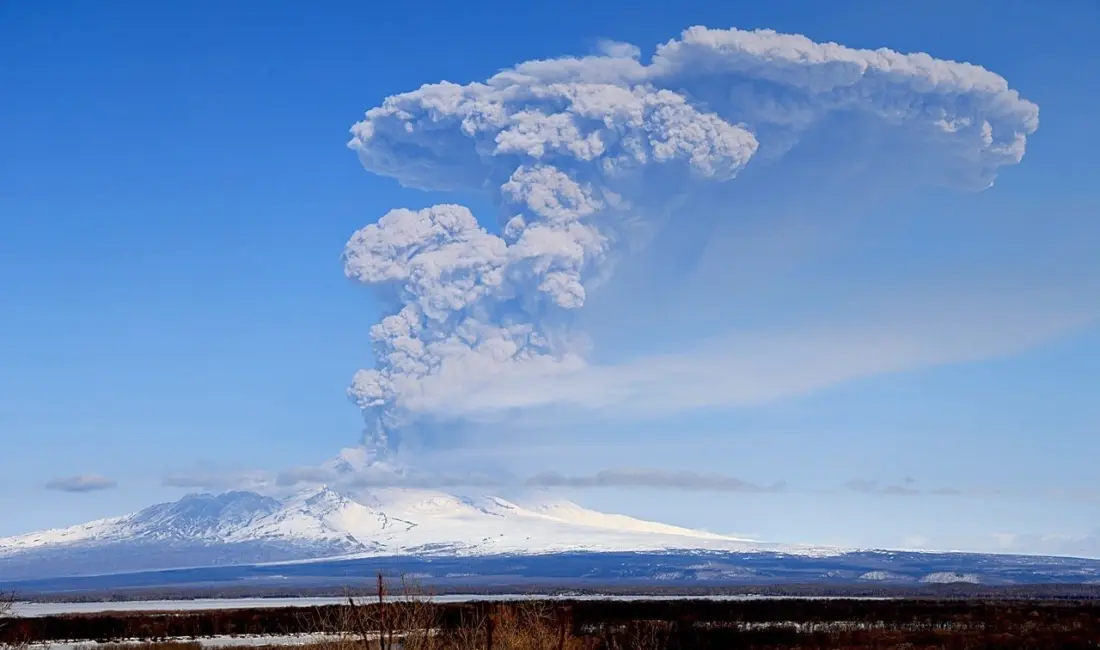 Rusya’nın en aktif yanardağı konumundaki Kamçatka’daki Şiveluç Yanardağı, deniz seviyesinden
