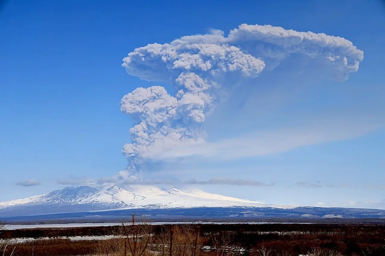 Rusya’nın en aktif yanardağı konumundaki Kamçatka’daki Şiveluç Yanardağı, deniz seviyesinden