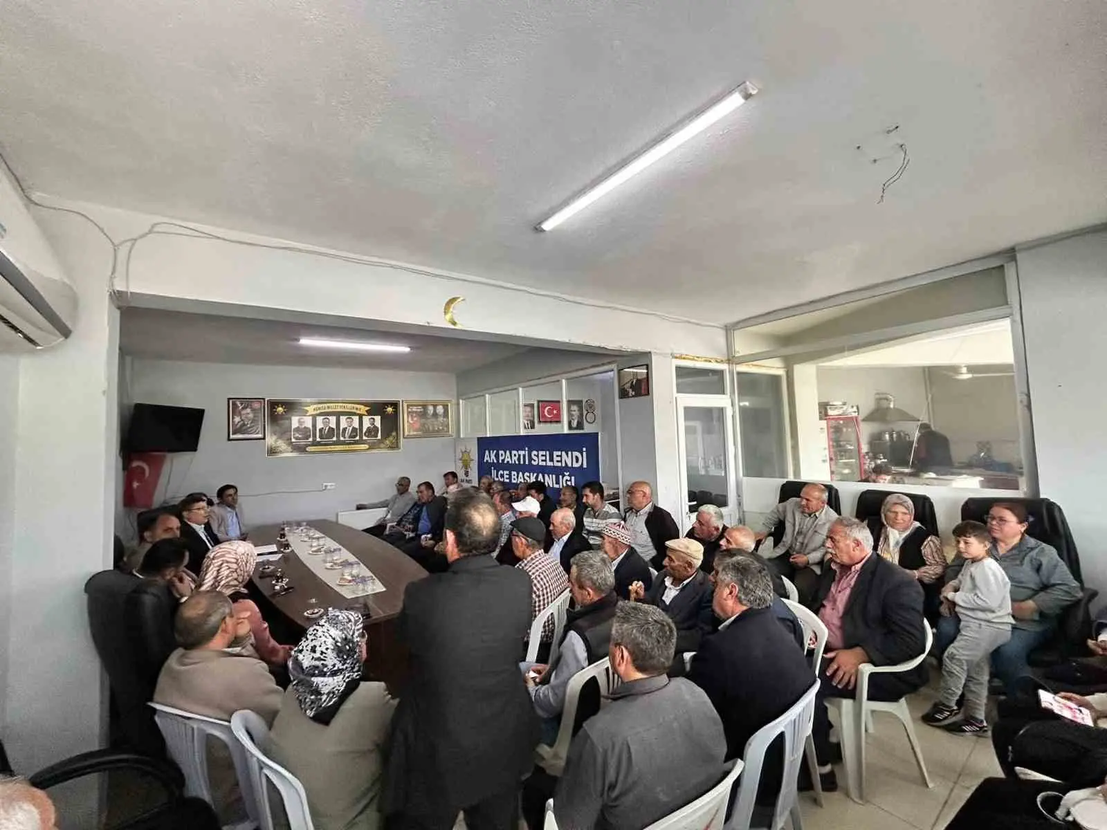 Manisa’nın Selendi ilçesinde, AK Parti teşkilatı tarafından düzenlenen Mahalle Başkanları