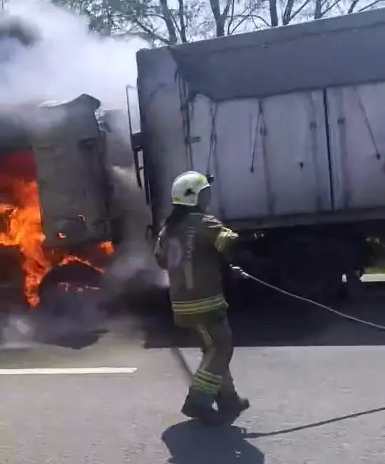 Bursa’nın İnegöl ilçesinde seyir halinde olan tır alev alev yandı.