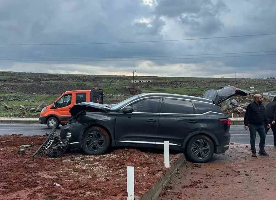 Şanlıurfa’nın Siverek ilçesinde iki otomobilin çarpışması sonucu meydana gelen trafik