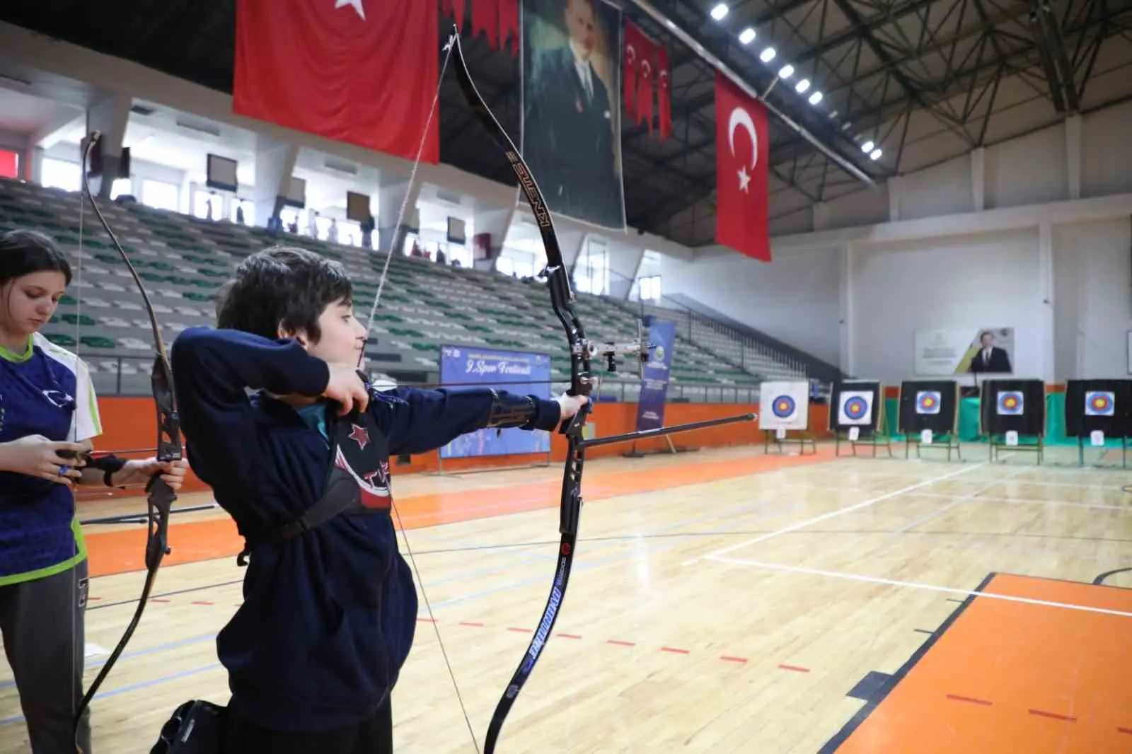 İnegöl Belediyesi 9. Okullar Arası Spor Festivali kapsamında okçuluk branşı