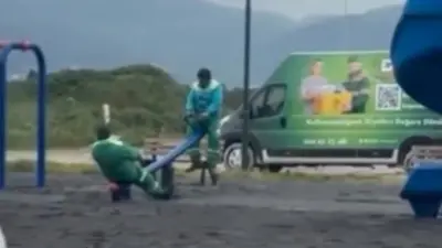 Bursa’da görev yapan belediye temizlik işçilerinin iş arası verdikleri kısa