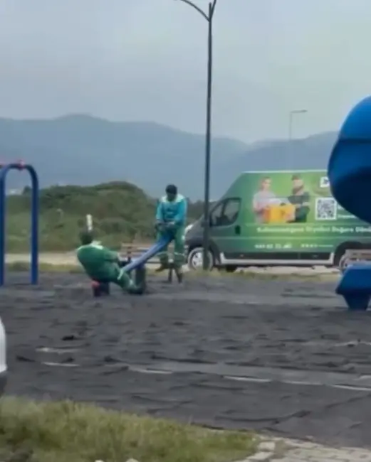 Bursa’da görev yapan belediye temizlik işçilerinin iş arası verdikleri kısa