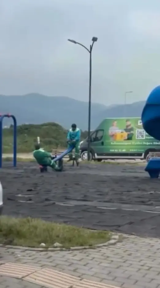 Bursa’da görev yapan belediye temizlik işçilerinin iş arası verdikleri kısa