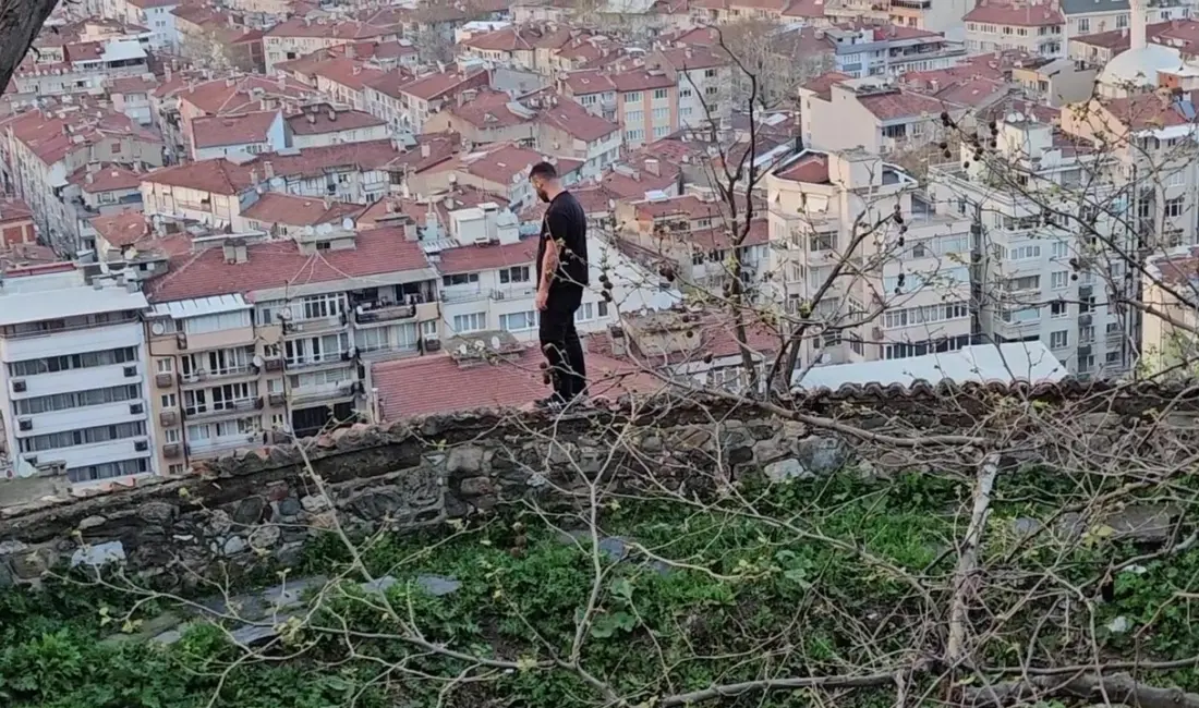 Bursa’da Tophane surlarına çıkan ve kendisini terk eden eşi yüzünden
