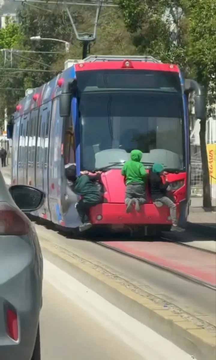 Bursa’da tramvayın arkasına tutunarak ilerleyen 3 çocuk, tehlikeli yolculuklarıyla yürekleri