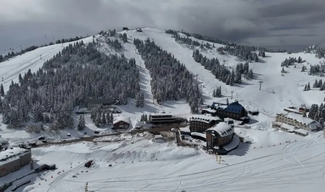 Türkiye’nin kış turizm merkezlerinden başında gelen Uludağ’da 1 Nisan’da kar