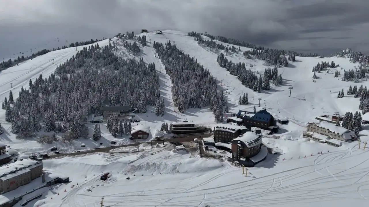 Türkiye’nin kış turizm merkezlerinden başında gelen Uludağ’da 1 Nisan’da kar