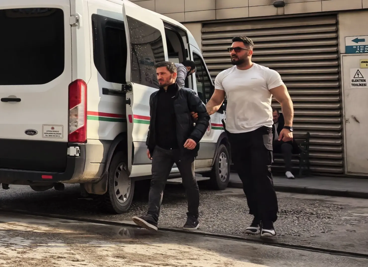 Bursa’nın İnegöl ilçesinde Narkotik Büro Amirliği ekiplerinin gerçekleştirdiği operasyonda uyuşturucu