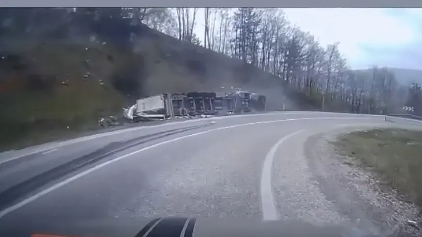 Bursa’nın İnegöl ilçesinde virajı alamayan su yüklü tırın devrildiği kazada